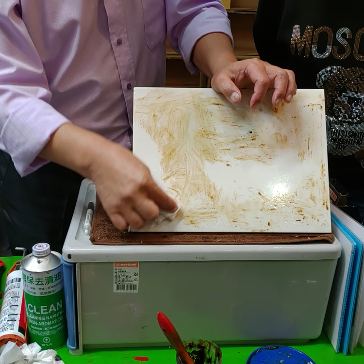 使用保潔淨除油布輕鬆擦拭油汙